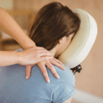 femme massée sur une chaise de massage