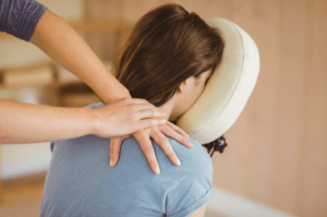 femme massée sur une chaise de massage