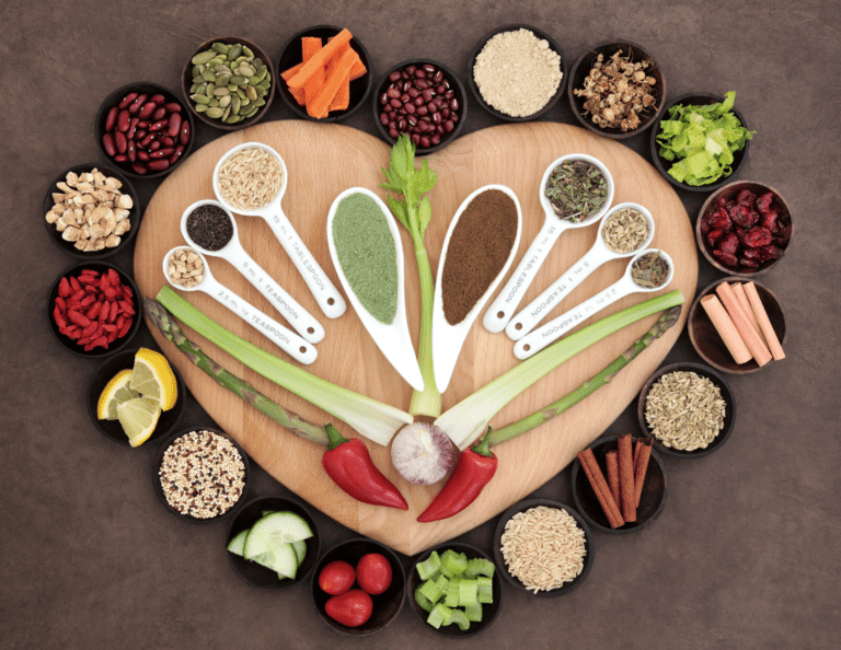 Aliments organisés autour d'une horloge en forme de cœur